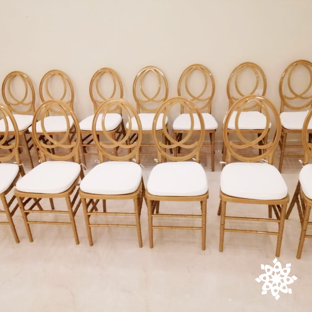 كرسي ذهبي بإطار