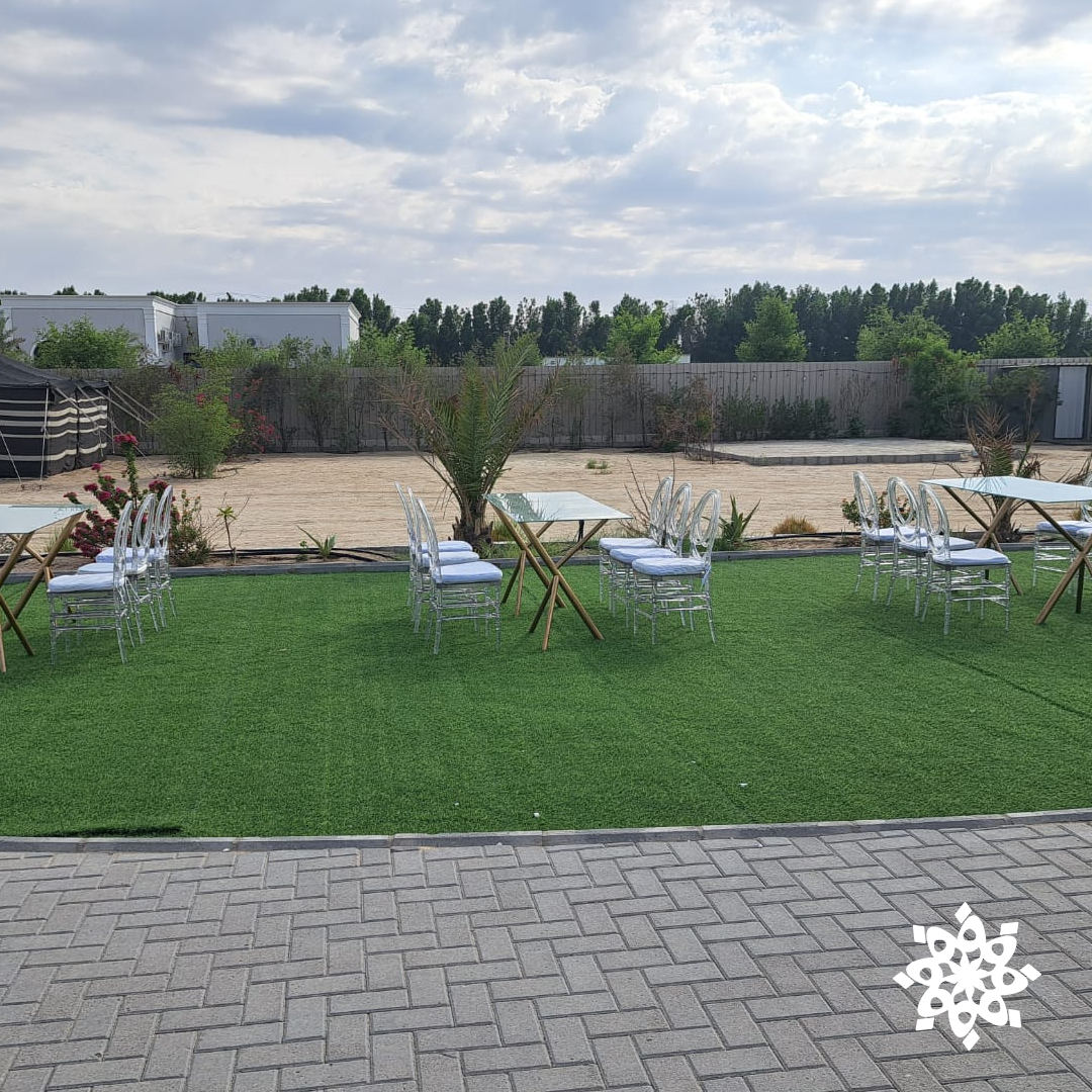 طاولة وكراسي - ذهبي