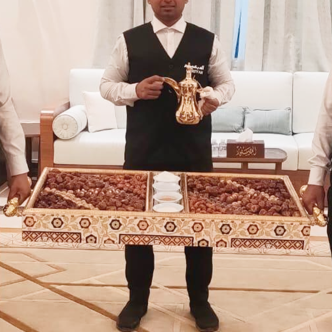 محمل تمر مع عاملين (2) إضافيين