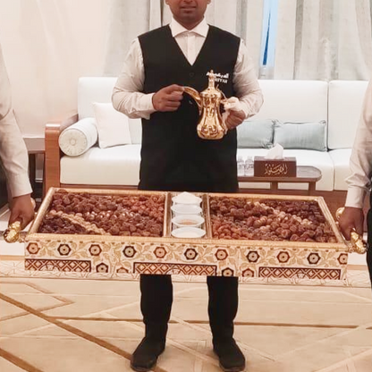 محمل تمر مع عاملين (2) إضافيين